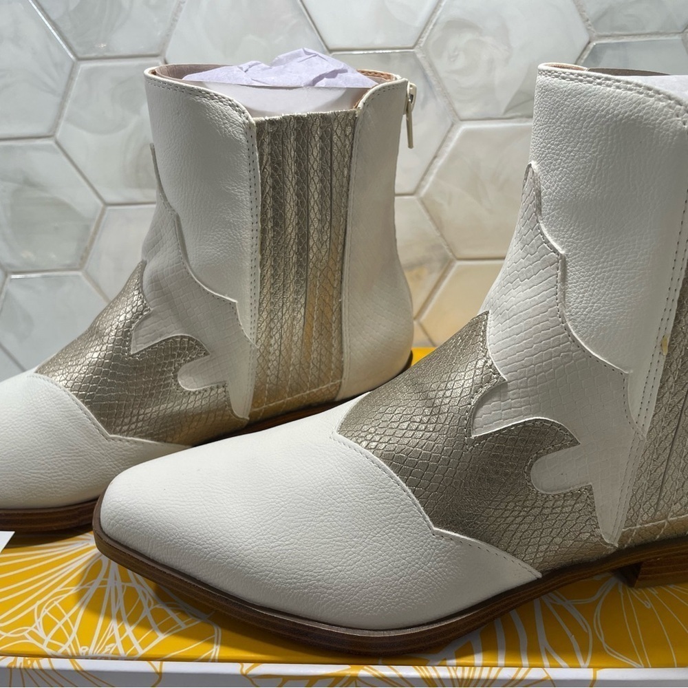 Yellow Box Woman’s WILLIS Western Chelsea Boots Size 7.5 Ivory & Gold Brand New - Picture 8 of 14
